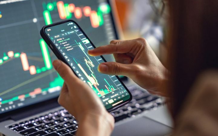 Demo Trading vs Live Trading: Understanding the Differences and Benefits